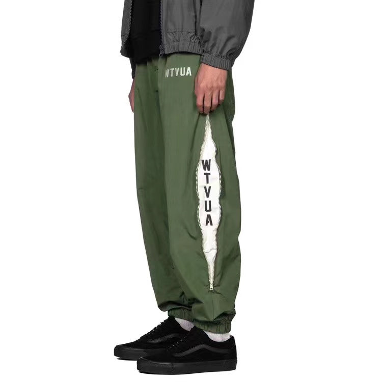 WTAPS pantalon en nylon de style décontracté décoré à fermeture à glissière latérale