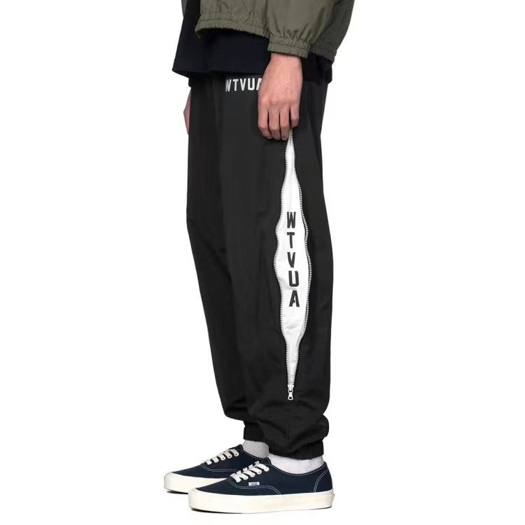 WTAPS pantalon en nylon de style décontracté décoré à fermeture à glissière latérale