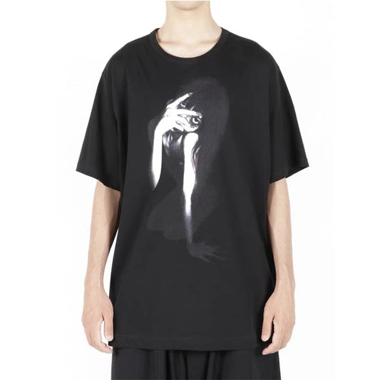 YOHJI YAMAMOTO T-shirt Dark Facepalm Girl à manches courtes